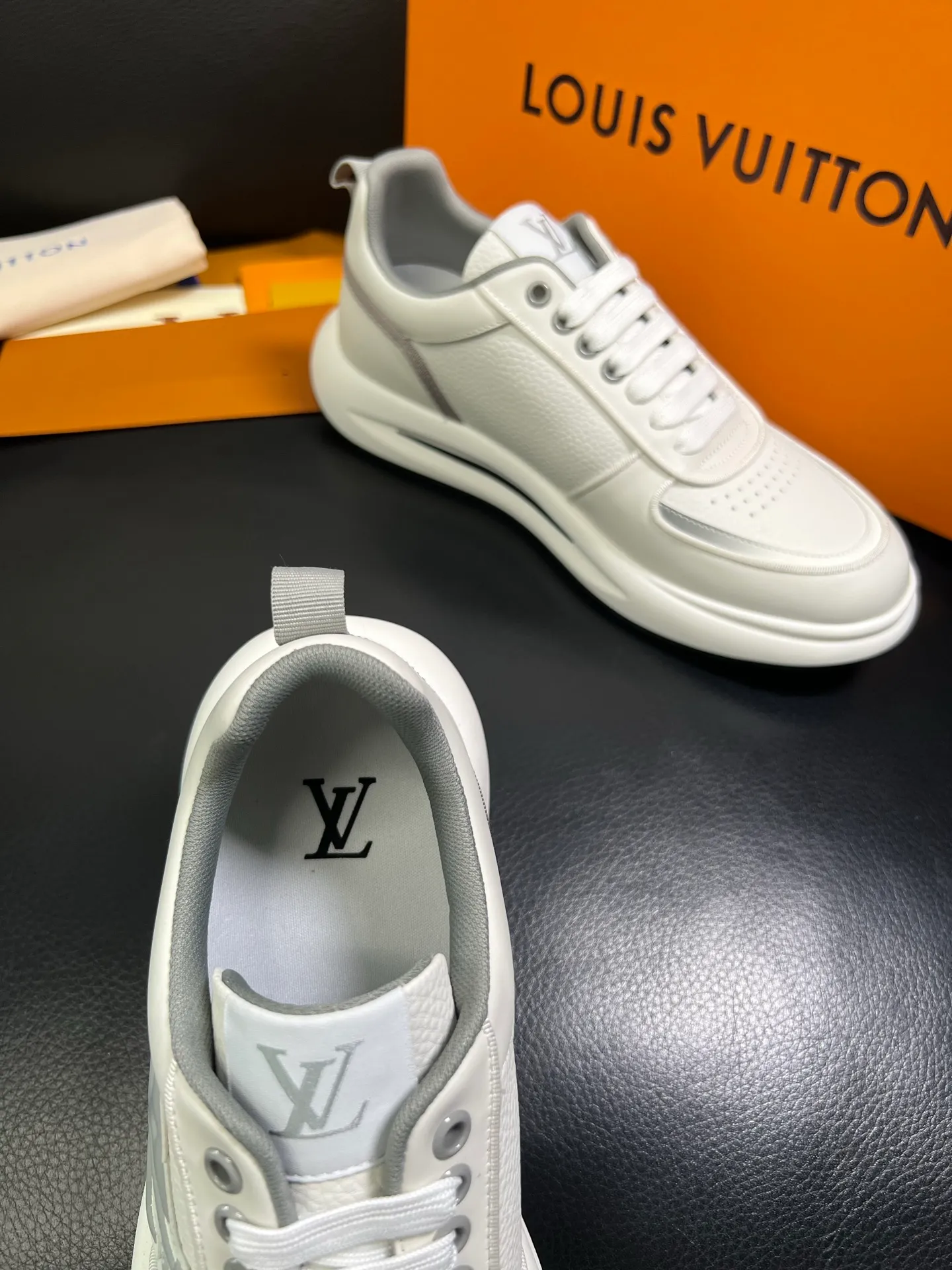 Men's shoes💰800 Lv 🔍Top purchasing agent🇮🇹 Louis Vuitton, the sports sneaker counter is synchronized, the uppers are imported from Italy, high-quality splicing colorful and complex crafts, the imported mesh padding is soft and comfortable, soles: original soles specially provided by the original factory, T men's men's shoes 💰U exclusive movable molded soles are super comfortable, original factory and single goods, 🔍🔍high quality, you can enter and exit the counter at will, welcome to compare, code number 38-44 (customized 45) 85871